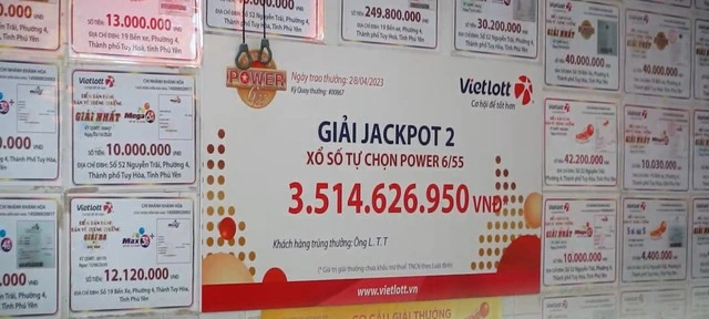 Bộ sưu tập vé số Vietlott trúng giải tại điểm bán hàng Vietlott ở Phú Yên